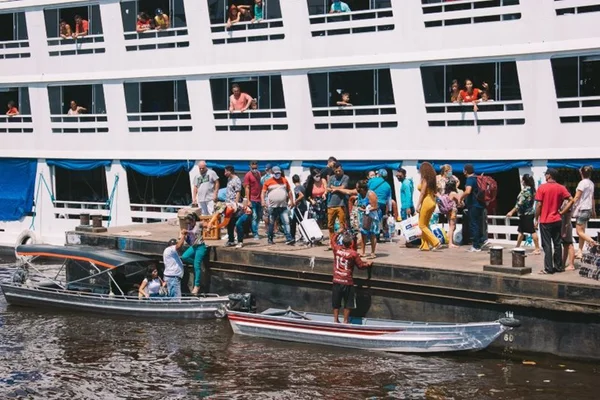 Perto das eleições, passageiros lotam barcos em Manaus