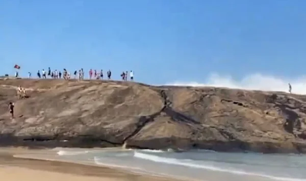 Imagem colorida de banhistas em praia de Niterói - Metrópoles