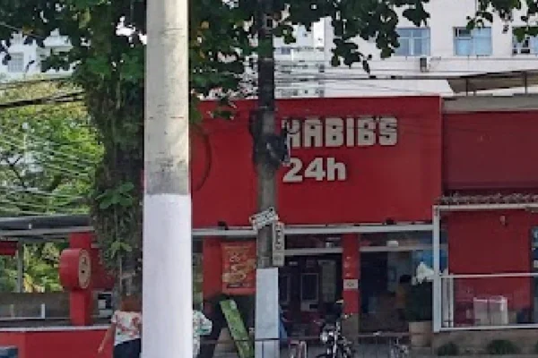 Imagem colorida de fachada do Habib's em que funcionária foi estuprada por colega de trabalho, no Guarujá, em São Paulo. - Metrópoles
