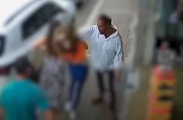 Imagem de homem agredindo jovem com soco no rosto - Metrópoles
