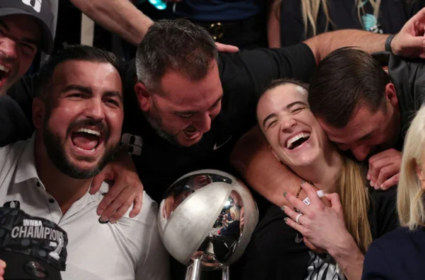 Sabrina Ionescu #20 do New York Liberty comemora com a família após jogo 5 das Finais da WNBA | Metrópoles