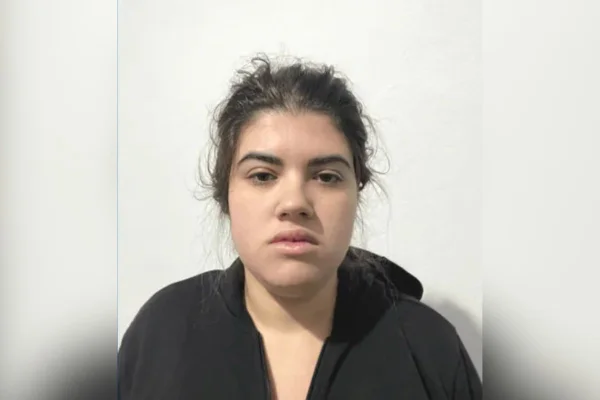 Imagem colorida mostra Letícia Nicolau Gomes, uma mulher branca, loira, que foi presa suspeita de participar do chamado golpe do amor - Metrópoles