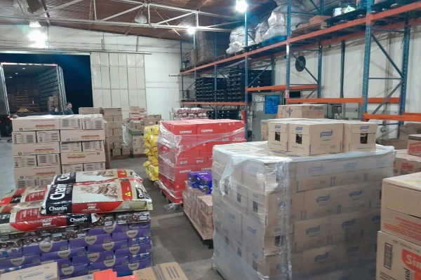 Foto colorida de produtos em depósito