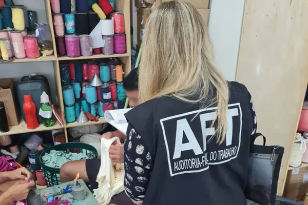 Imagem colorida de fiscalização contra o trabalho infantil