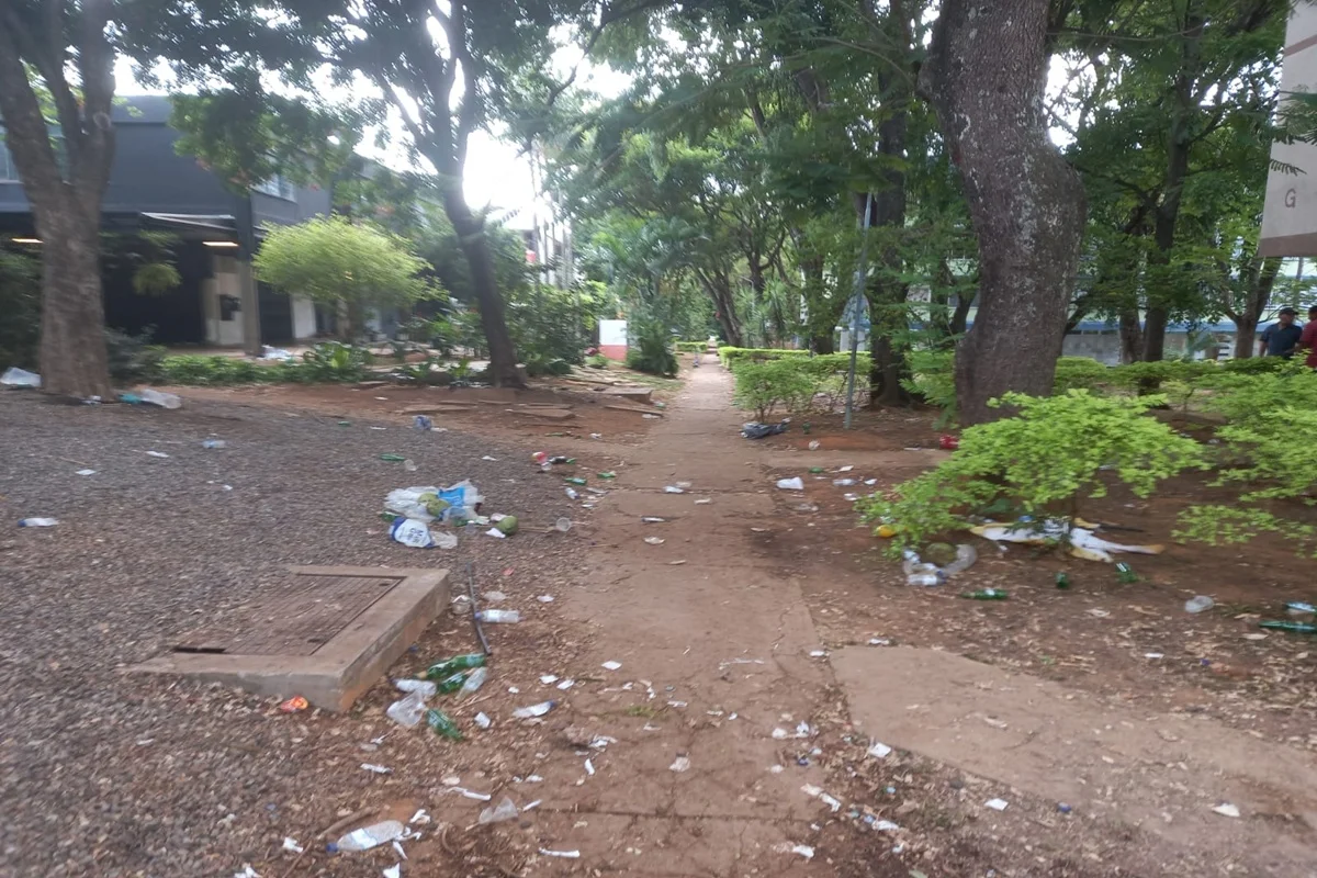 O Serviço de Limpeza Urbano (SLU) foi acionado para fazer retirada dos materiais deixados na rua. O Serviço de Limpeza Urbano (SLU) foi acionado para fazer retirada dos materiais deixados na rua.
