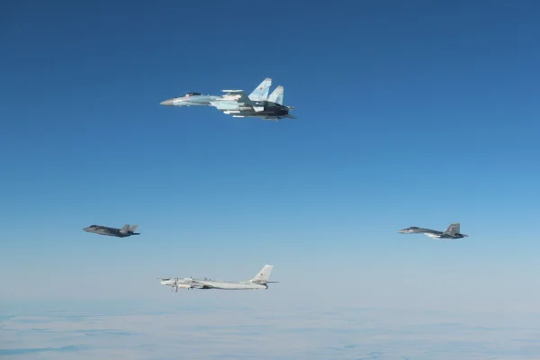 Imagem colorida mostra aviões de guerra dos EUA e Rússia - Metrópoles