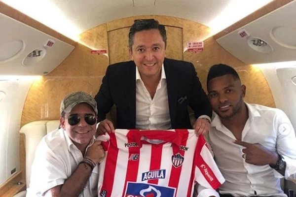 Borja posa com camisa do Barranquilla; Almería que Gustavo Scarpa