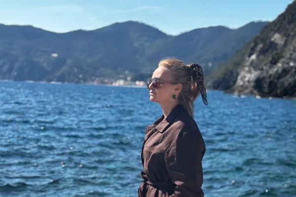 Imagem mulher de perfil em frente ao mar - Metrópoles
