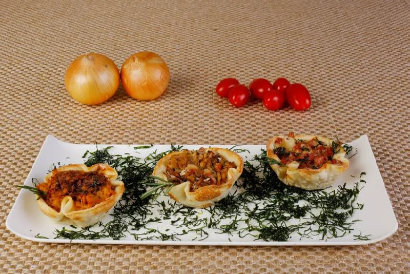 Tiborna Bar e Comedoria: Triborna (massa de pastel recheada com: escabeche de sardinha; Calabresa com queijo; Pernil desfiado com molho de jabuticaba) Tiborna Bar e Comedoria: Triborna (massa de pastel recheada com: escabeche de sardinha; Calabresa com queijo; Pernil desfiado com molho de jabuticaba)