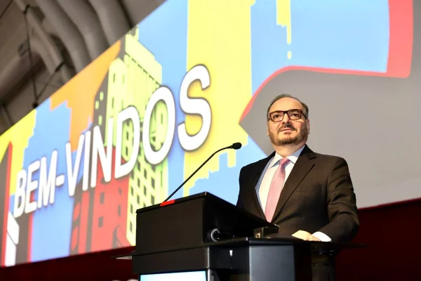 Imagem colorida mostra o médico Armando Lobato em um palco de evento; ele já se disse favorável à lei do aborto - Metrópoles