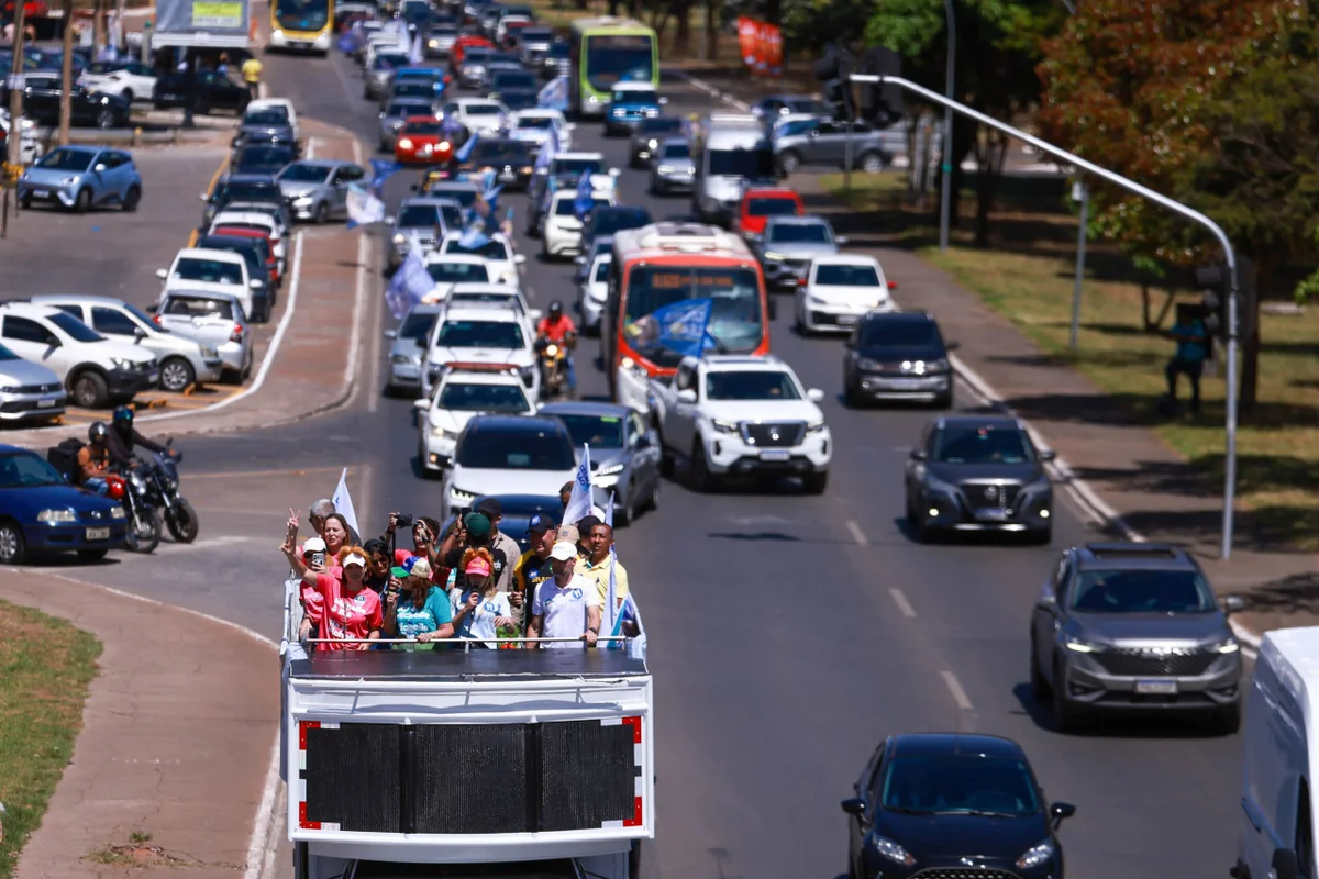 Trio elétrico percorreu as principais ruas de Ceilândia e Taguatinga Trio elétrico percorreu as principais ruas de Ceilândia e Taguatinga