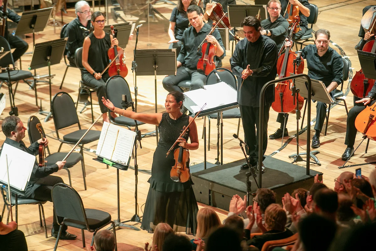 A violinista Lilian Raiol é aplaudida após o concerto da música de John Williams; A lista de Schindler A violinista Lilian Raiol é aplaudida após o concerto da música de John Williams; A lista de Schindler