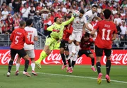 Disputa de bola dentro da área