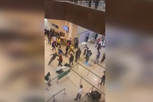 Manifestantes trocam socos e chutes no Aeroporto Santos Dumont, no RJ