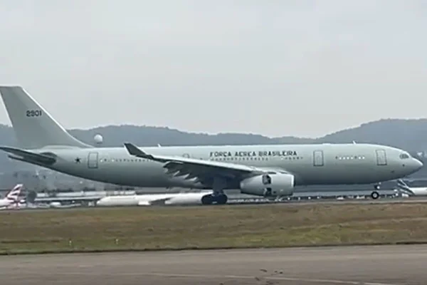 Terceiro voo da operação Raízes de Cedro trouxe 218 passageiros, sendo 11 crianças. Avião pousou em Guarulhos na manhã desta quinta - Metrópoles