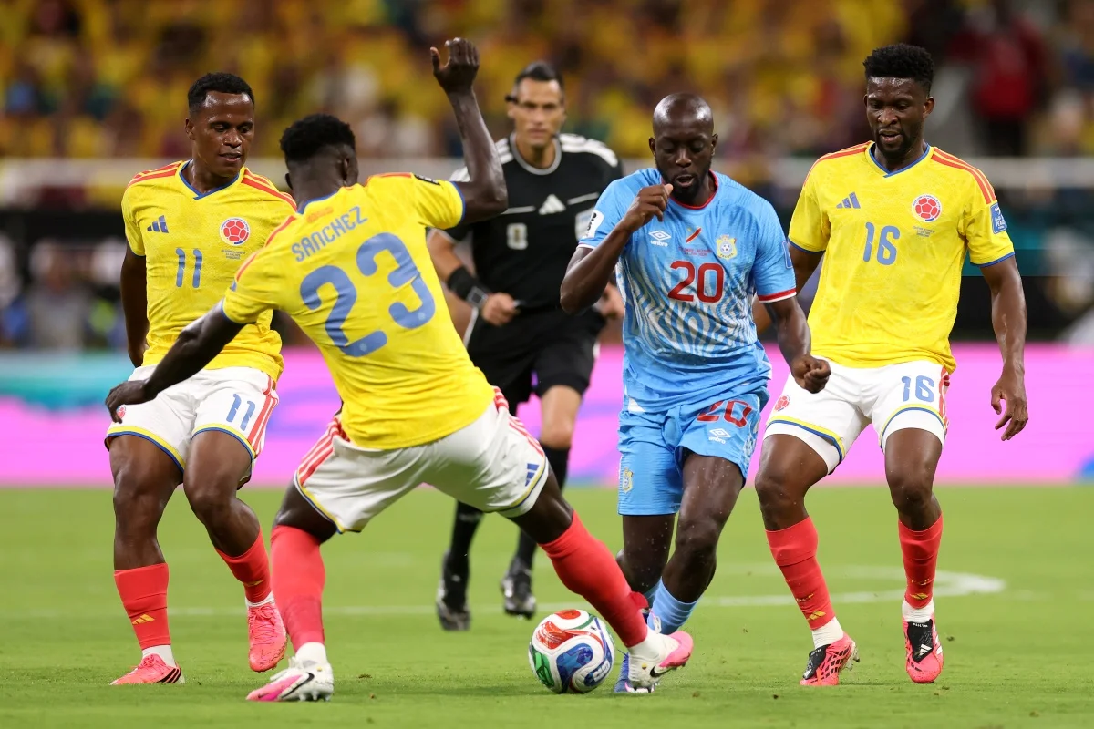 Disputa de bola na partida entre Colômbia e RD Congo pela Copa do Mundo Disputa de bola na partida entre Colômbia e RD Congo pela Copa do Mundo