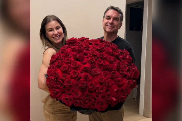 Imagem colorida, Flávio cancela participação em live para comemorar aniversário da esposa - Metrópoles