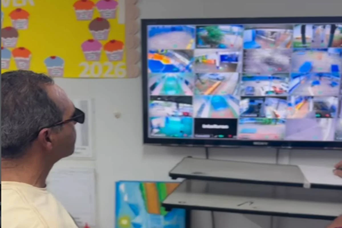 Policial de folga que viu movimentação suspeita analisou imagens das câmeras de segurança da escola Policial de folga que viu movimentação suspeita analisou imagens das câmeras de segurança da escola