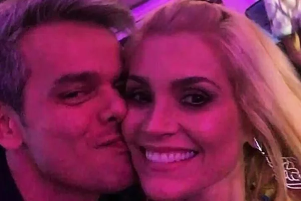 Otaviano Costa dá resposta em seguidor que ironizou Flávia Alessandra