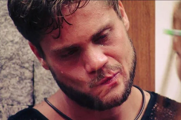 No confessionário, produção ameaça eliminar Breno do BBB18