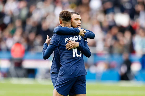 Imagem colorida de Neymar e Mbappé - Metrópoles