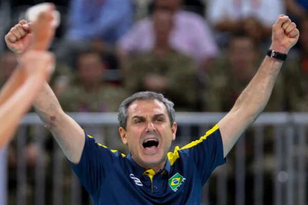 Imagem colorida de Zé Roberto Guimarães, técnico da Seleção Olímpica de Vôlei feminino- Metrópoles
