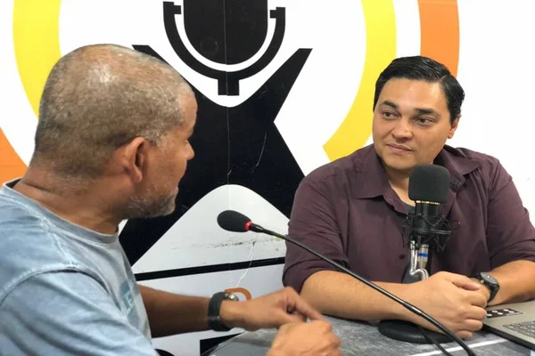 Professor do DF cria programa de rádio para ajudar alunos em vestibular