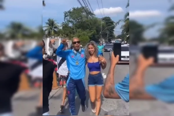 homem abraçado com mulher