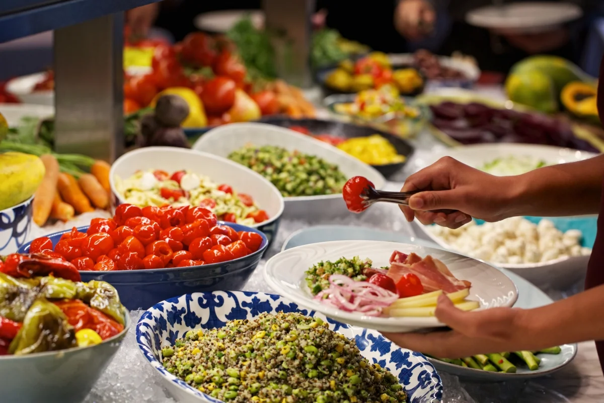 19 dos principais cortes da casa, mais de 40 opções de guarnições na mesa de salada 19 dos principais cortes da casa, mais de 40 opções de guarnições na mesa de salada