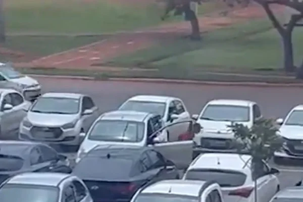 Vídeo. Em assalto, homem não consegue manobrar carro e desiste de roubo