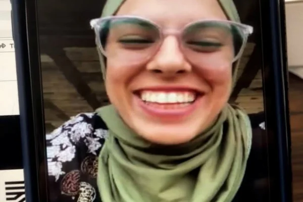 A fotógrafa palestina Fatma Hassona, morta em 16 de abril deste ano, aos 24 anos, no norte da Faixa de Gaza