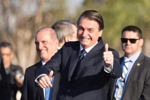 Na Ilha do Marajó, Bolsonaro visita agência-barco da Caixa