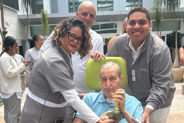 Carlos Alberto Parreira se emociona ao deixar hospital após 80 dias - Metrópoles
