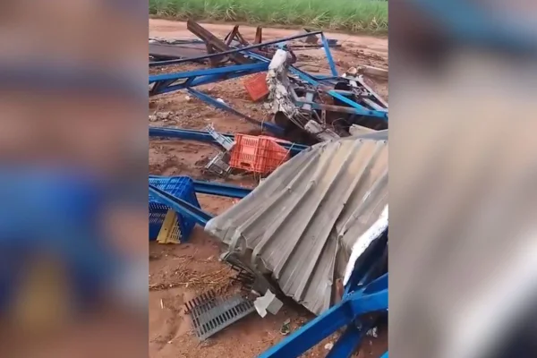 Imagem colorida mostra destroços de galpão destruído após forte rajada de vento - Metrópoles