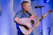 João Igor é cantor gospel e influenciador