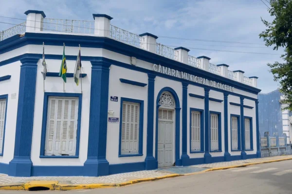 Imagem colorida mostra Câmara Municipal de Cáceres - Metrópoles