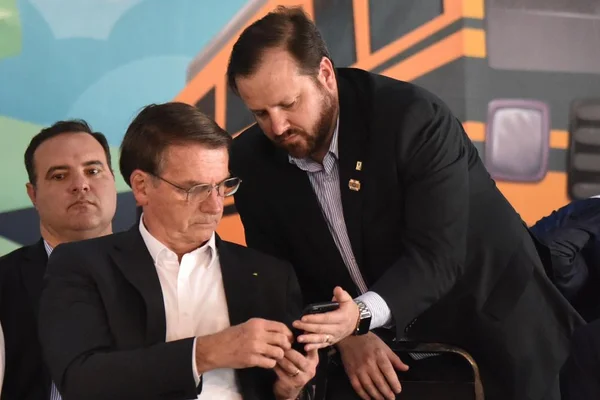Bolsonaro silencia sobre decisão que libertou Lula