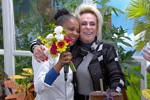foto colorida de Ana Maria Braga e Maria abraçadas chorando - metrópoles