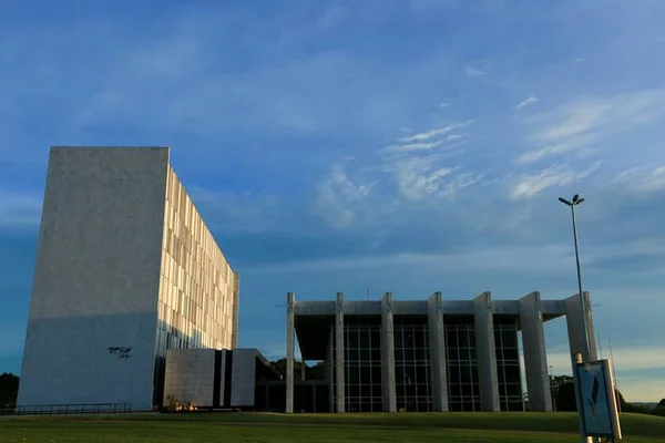 Auxílio-moradia: conselheiros do TCDF moram muito bem, graças a você