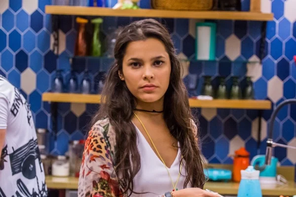Emilly fracassa ao imitar Isis Valverde e internautas não perdoam