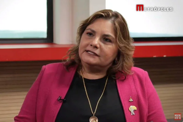 Fotografia colorida de mulher de camisa preta e blazer - Metrópoles