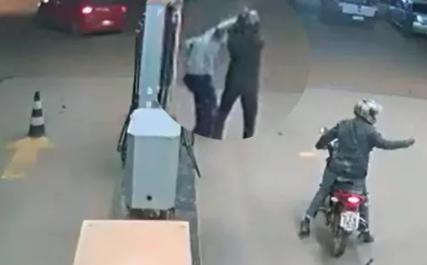Vídeo: frentista é baleado na cabeça durante assalto e sai andando