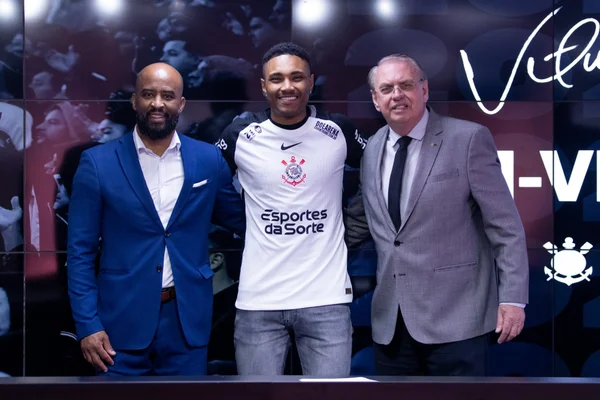 Foto colorida de Vitinho, durante assinatura de contrato com o Corinthians - Metrópoles
