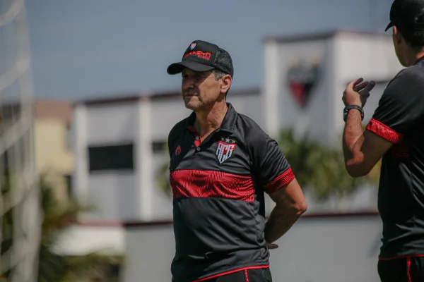 Técnico Jorginho, do Atlético-GO