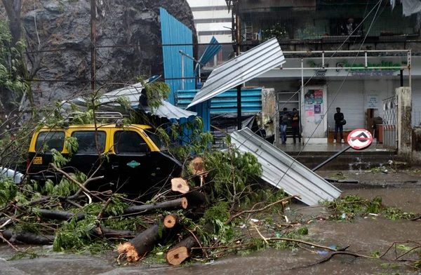 IND - ÍNDIA/CICLONE - INTERNACIONAL - Estragos causados pela forte chuva que atingiu a cidade de Mumbai, na Índia, nesta segunda-feira, 17 de maio de 2021. O ciclone Tauktae, vindo no Mar da Arábia, está se movendo em direção à costa oeste do país. Autoridades locais tentam evacuar centenas de milhares de pessoas e suspenderam a vacinação contra a covid-19 na região. O ciclone chega acompanhado por ventos fortes e chuvas torrenciais.