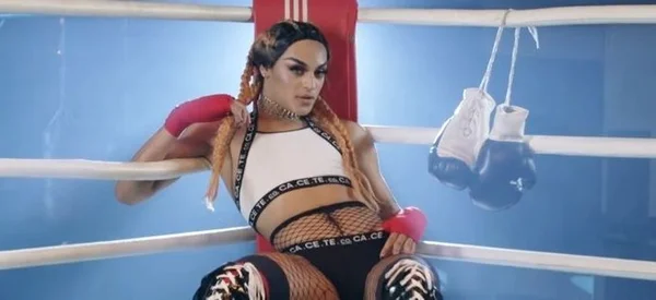 Governo promove o uso de camisinha em novo clipe de Pabllo Vittar