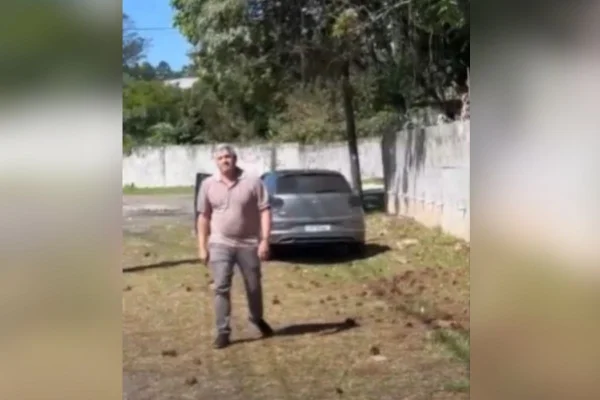 Foto colorida de vídeo em que vereador do PP supostamente ameaça ex-assessor.