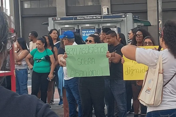 imagem colorida mostra protesto