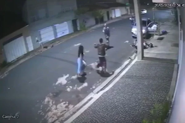 Captura de tela mostra casal agredindo assaltantes em Minas Gerais -Metrópoles