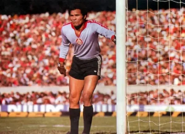 Foto goleiro Manga, com camisa do INternaiconal - Metrópoles